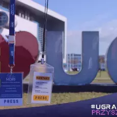 Legitymacje prasowe na tle kampusu UG