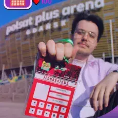 student pokazujący legitymację
