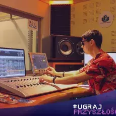 student przy konsoli w studiu radiowym