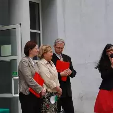Przed wejściem do budynku przy ul. Krzywoustego: Dyrektor IP prof. UG, dr hab. Maria Mendel wita zgromadzonych gości na uroczystości pożegnania dotychczasowego obiektu 