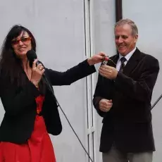 Dyrektor Instytutu prof. UG dr hab. Maria Mendel symbolicznie przekazuje swemu następcy, prof. UG dr. hab. Romualdowi Grzybowskiemu, klucze do nowego obiektu przy ul. Bażyńskiego 4, w Gdańsku Oliwie