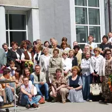 Zbiorowe zdjęcie pracowników Instytutu Pedagogiki przed budynkiem przy ul. Krzywoustego 19.