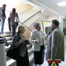 Dyskusje naukowe na holu Instytutu Pedagogiki przy ul. Krzywoustego.