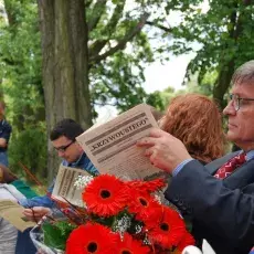 Rektor UG, prof. UG dr hab. Andrzej Ceynowa czyta „Jednodniówkę”