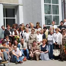 Pracownicy Instytutu Pedagogiki przed budynkiem przy ul. Krzywoustego (11.VI.2008)